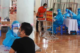 Điểm tiêm được bố trí tại trường mầm non Búp Sen Hồng ( phường 8, thành phố Cà Mau) do lực lượng y tế thuộc Phòng khám đa khoa Thanh Vũ Medic Cà Mau đảm nhận đạt được tiến độ cao. (Ảnh: Huỳnh Anh/TTXVN)