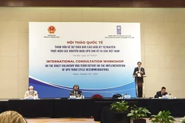 Các đại biểu dự Hội thảo quốc tế tham vấn dự thảo Báo cáo giữa kỳ tự nguyện thực hiện UPR chu kỳ 3 ngày 22/10 tại Hà Nội. (Ảnh: TTXVN)