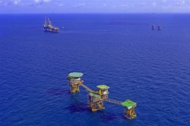 Các dàn khoan dầu tại mỏ Bạch Hổ. (Ảnh minh họa: Huy Hùng/TTXVN)