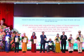 Bí thư Thành ủy Hà Nội Đinh Tiến Dũng và Chủ tịch UBND thành phố Hà Nội Chu Ngọc Anh với các “Công dân Thủ đô ưu tú” năm 2021. (Ảnh: Nguyễn Điệp/TTXVN)