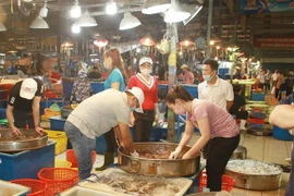 Mặt hàng thủy hải sản được buôn bán tại Chợ đầu mối Bình Điền. (Ảnh minh họa: Đinh Hằng/TTXVN)