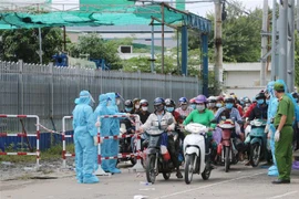 Người dân về quê tự phát được tỉnh An Giang tiếp nhận và đưa về các khu cách ly tạm thời, chờ sàng lọc, phân loại theo từng nhóm đối tượng, địa bàn cư trú sẽ được trước khi bàn giao cho các địa phương đón về cách ly tập trung theo quy định. (Ảnh: Công Mạo