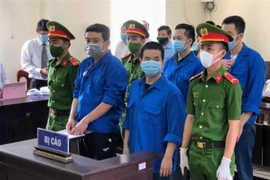 Bị cáo Trương Châu Hữu Danh (thứ hai từ phải sang) tại phiên xử ngày 26/10. (Ảnh: TTXVN phát)