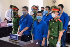 Bị cáo Trương Châu Hữu Danh (thứ hai từ phải sang) tại phiên xử ngày 26/10. (Ảnh: TTXVN phát)