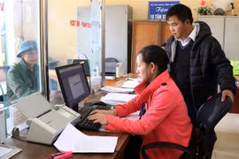 Chủ tịch UBND xã Chế Tạo, huyện Mù Cang Chải (Yên Bái) Sùng A Dinh (áo đen) là một gương điển hình trong thực hiện nhiệm vụ giúp người dân phát triển kinh tế. (Ảnh: Việt Dũng/TTXVN)