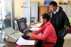 Chủ tịch UBND xã Chế Tạo, huyện Mù Cang Chải (Yên Bái) Sùng A Dinh (áo đen) là một gương điển hình trong thực hiện nhiệm vụ giúp người dân phát triển kinh tế. (Ảnh: Việt Dũng/TTXVN)