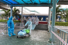 Các công dân xuống tàu sau khi thực hiện lấy mẫu xét nghiệm. (Ảnh: Đức Phương/TTXVN)