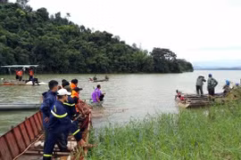 Lực lượng chức năng huy động phương tiện của những hộ dân sinh sống quanh khu vực lòng hồ thủy điện Plei Krông (thôn 3, xã Hà Mòn, huyện Đăk Hà, tỉnh Kon Tum) để tìm kiếm 2 nạn nhân bị mất tích. (Ảnh: Khoa Chương/TTXVN)