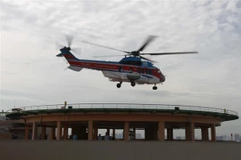 Các y, bác sỹ Bệnh viện Quân y 175 phối hợp với Sư đoàn 370, Quân chủng Phòng không - Không quân, Binh đoàn 18 thực hiện cấp cứu bệnh nhân từ hướng Nha Trang, tỉnh Khánh Hòa và từ huyện Cần Giờ, Thành phố Hồ Chí Minh đến sân bay. (Ảnh minh họa: Thanh Vũ/T