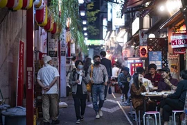 Người dân trên đường phố Tokyo, Nhật Bản, ngày 19/11/2020. (Ảnh: AFP/ TTXVN)
