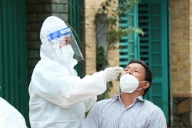 Lấy mẫu xét nghiệm cho người dân thành phố Buôn Ma Thuột sau khi nhận ổ dịch ở phường Tân Lập. (Ảnh: Tuấn Anh/TTXVN)