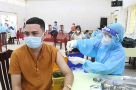 Tiêm vaccine phòng COVID-19 tại điểm tiêm trường Đại học Trà Vinh. (Ảnh: Thanh Hòa/TTXVN)