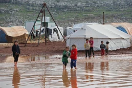 Trẻ em tại một trại tị nạn ở tỉnh Idlib, Syria ngày 19/1/2021. (Ảnh: AFP/TTXVN)