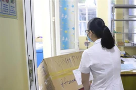 Vận chuyển vaccine phòng COVID-19 vào kho bảo quản tại Trung tâm kiểm soát bệnh tật tỉnh Vĩnh Phúc chiều 11/10. (Ảnh: Hoàng Hùng/TTXVN)