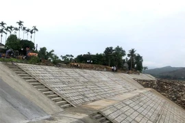 Kè chống sạt lở bờ Bắc sông Trà Khúc, đoạn qua xã Tịnh Minh, huyện Sơn Tịnh. (Ảnh: Lê Ngọc Phước/TTXVN)