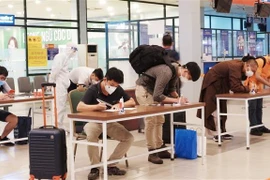 Trong bối cảnh dịch COVID-19, các du khách tới Quảng Bình thực hiện nghiêm các quy định phòng, chống dịch, khai báo y tế và tuân thủ 5K. (Ảnh: Võ Dung/TTXVN)