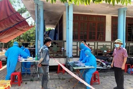 Lãnh đạo Sở Y tế tỉnh Cao Bằng kiểm tra công tác tiếp nhận công dân tỉnh Cao Bằng trở về từ Bình Dương. (Ảnh: Chu Hiệu/TTXVN)