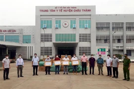 Nghệ sỹ Quyền Linh và nhóm thiện nguyện Thành phố Hồ Chí Minh trao quà và tiền mặt cho Ban Chỉ đạo Phòng chống dịch COVID-19 huyện Châu Thành, Sóc Trăng. (Ảnh: TTXVN phát)