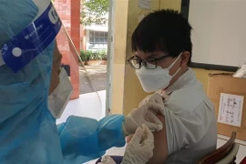 Học sinh trường chuyên Hùng Vương, thành phố Thủ Dầu Một, tỉnh Bình Dương bắt đầu được tiêm vaccine phòng COVID-19. (Ảnh: Văn Hướng/TTXVN)