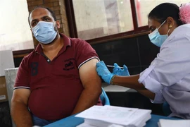 Nhân viên y tế tiêm vaccine phòng COVID-19 cho người dân tại Cairo, Ai Cập, ngày 26/9/2021. (Ảnh: THX/ TTXVN)