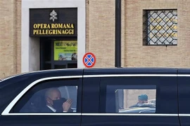 Xe chở Tổng thống Mỹ Joe Biden di chuyển qua Quảng trường St Peter để tới Tòa thánh Vatican ngày 29/10/2021. (Ảnh: AFP/TTXVN)