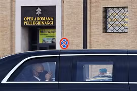 Xe chở Tổng thống Mỹ Joe Biden di chuyển qua Quảng trường St Peter để tới Tòa thánh Vatican ngày 29/10/2021. (Ảnh: AFP/TTXVN)