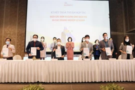 Đại diện các doanh nghiệp du lịch, công ty lữ hành ký kết hợp tác. (Ảnh: Mỹ Phương/TTXVN)