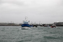 Các thuyền đánh cá Pháp trên vùng biển ngoài khơi đảo Jersey của Anh ngày 6/5/2021. (Ảnh: AFP/TTXVN)