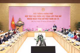 Thủ tướng Phạm Minh Chính gặp mặt các đại biểu phụ nữ tiêu biểu. (Ảnh: Dương Giang/TTXVN)