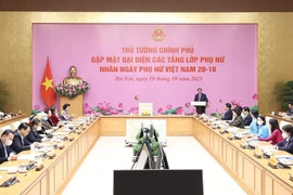 Thủ tướng Phạm Minh Chính gặp mặt các đại biểu phụ nữ tiêu biểu. (Ảnh: Dương Giang/TTXVN)