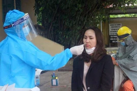 Người dân thị xã Bỉm Sơn khai báo y tế và lấy mẫu xét nghiệm COVID-19. (Ảnh: Nguyễn Nam/TTXVN)