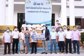 Ông Nguyễn Đăng Hùng, Tổng Lãnh sự Việt Nam tại Luang Prabang trao số tiền hỗ trợ thành phố Luang Prabang, tỉnh Luang Prabang, Lào phòng, chống dịch bệnh COVID-19. (Ảnh: TTXVN phát)