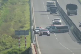 Xe cứu thương đâm xe tuần tra, 1 cảnh sát thoát nạn trong gang tấc