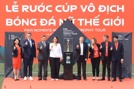 Huấn luyện viên Mai Đức Chung cùng Philippe Troussier chụp ảnh với đại diện FIFA và cúp vô địch World Cup nữ 2023. (Ảnh: PV/Vietnam+)