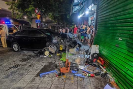 Hà Nội: Xe con đâm vào quán trà đá trên vỉa hè, một người tử vong