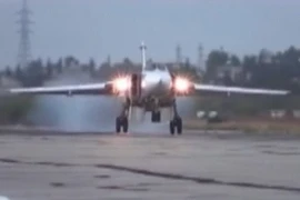 Máy bay Sukhoi Su-24M của Nga hạ cánh xuống sân bay quân sự Hmeymim gần thành phố Latakia ngày 15/10. (Nguồn: AFP/TTXVN)