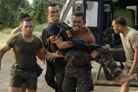 Chuyển binh sỹ Philipines bị thương sau vụ xung đột ngày 18/10. (Nguồn: AFP/TTXVN)