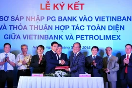 Quang cảnh lễ ký kết hồ sơ sáp nhập PG Bank vào VietinBank. (Ảnh: TTXVN phát)