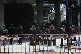 Cảnh sát Thái Lan điều tra tại hiện trường vụ đánh bom ở đền Erawan, thủ đô Bangkok ngày 18/8. (Nguồn: THX/TTXVN)