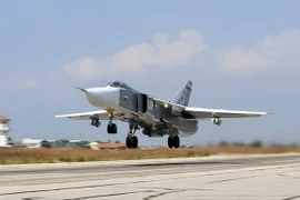 Máy bay chiến đấu Sukhoi Su-24 của Nga cất cánh từ căn cứ không quân Hmeimim ở tỉnh Latakia, Syria ngày 3/10. (Nguồn: AFP/TTXVN)