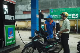 Người dân đổ xăng E5 Ron 92 tại cây xăng trên địa bàn tỉnh Quảng Ngãi. (Ảnh: Sỹ Thắng/TTXVN)