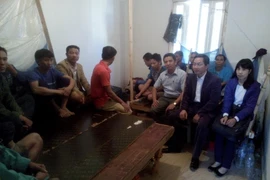 Ông Nguyễn Ngọc Thạch, Phó Tổng Giám đốc Công ty Simco Sông Đà làm việc với nhóm 16 công nhân tại công trương Ain Defla chiều 31/10. (Ảnh: Thanh Bình/Vietnam+)