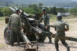 Binh sỹ đơn vị pháo binh Hàn Quốc trong cuộc tập trận bắn đạn thật tại thành phố biên giới Cherwon, phía bắc thủ đô Seoul ngày 24/6. (Nguồn: Yonhap/TTXVN)