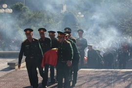 Tổ chức an táng hài cốt các liệt sỹ tại Lai Châu. (Ảnh: Nguyễn Duy/TTXVN)