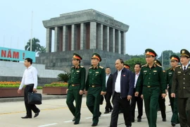 Phó Thủ tướng Nguyễn Xuân Phúc với lãnh đạo Ban quản lý Lăng Chủ tịch Hồ Chí Minh kiểm tra khu vực tu bổ. (Ảnh: An Đăng/TTXVN)