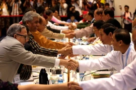 Các thành viên Ủy ban Kiến tạo hòa bình Liên bang của Chính phủ Myanmar và đại diện cấp cao các nhóm vũ trang tại bàn đàm phán Yangon, ngày 22/7. (Nguồn: THX/TTXVN)