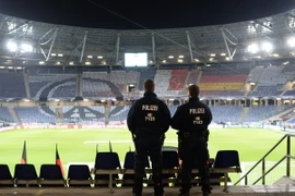 Cảnh sát Đức làm nhiệm vụ tại sân vận động HDI Arena ở Hanover sau khi trận bóng đá Đức-Hà Lan bị hủy, tối 17/11. (Nguồn: AFP/TTXVN)