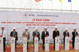 Phó Thủ tướng Hoàng Trung Hải phát lệnh khởi công công trình hệ thống cấp điện phục vụ thi công dự án Nhà máy Điện hạt nhân Ninh Thuận 1. (Ảnh: Đức Ánh/TTXVN)