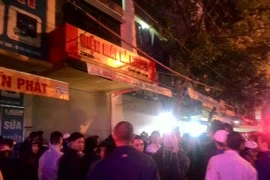 Nhiều người dân hiếu kỳ đến hiện trường vụ án. (Ảnh: Trịnh Duy Hưng/Vietnam+)