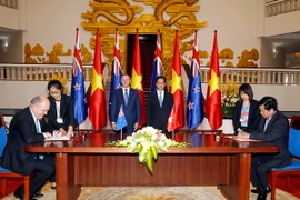 Thủ tướng Nguyễn Tấn Dũng và Thủ tướng New Zealand John Key chứng kiến lễ ký kết thỏa thuận hợp tác trong lĩnh vực hàng không dân dụng giữa Bộ Giao thông vận tải và Bộ Giao thông vận tải New Zealand. (Ảnh: Đức Tám/TTXVN)